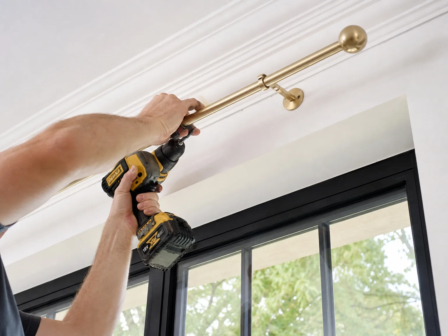Artisan installant avec précision une tringle à rideaux
